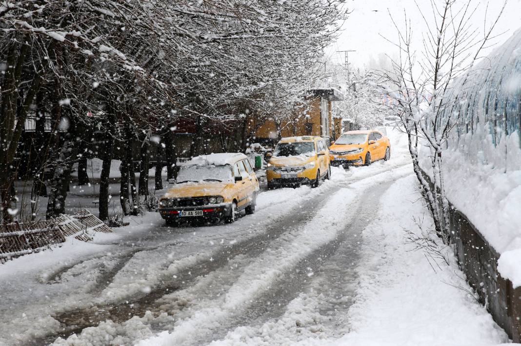 Bitlis ve Bingöl'de eğitime kar engeli 24